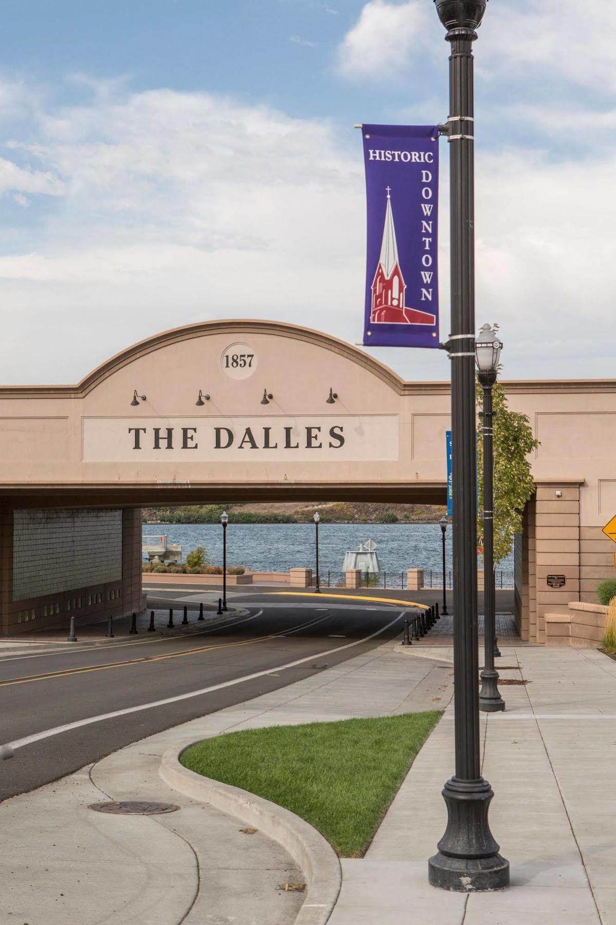 The Dalles Inn Bagian luar foto